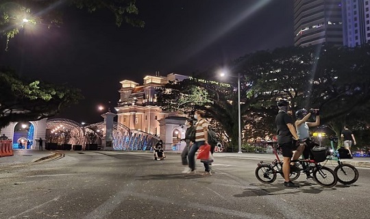 Pedestrians and cyclists enjoying the closure of Fullerton Road/Anderson Bridge during the night