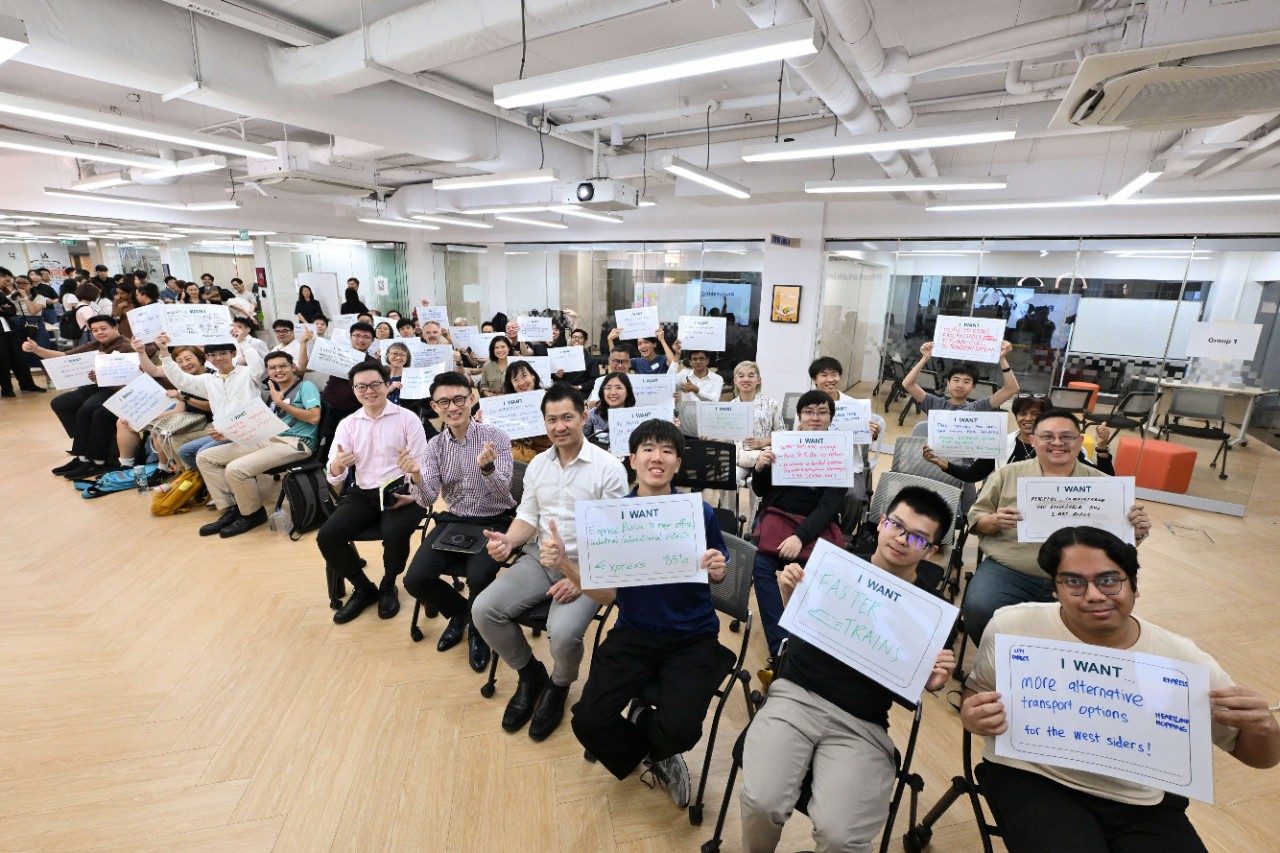 FGD6 Group photo of MOS Baey with focus group participants 2